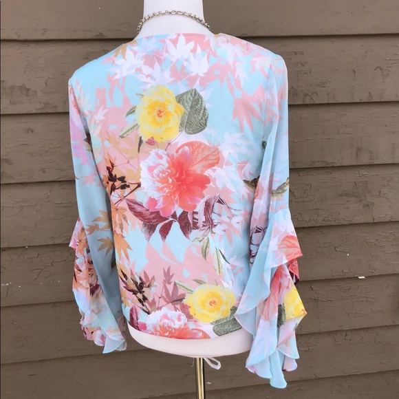 Vince Camuto faded bloom ruffle sleeve blouse - Picture 2 of 8